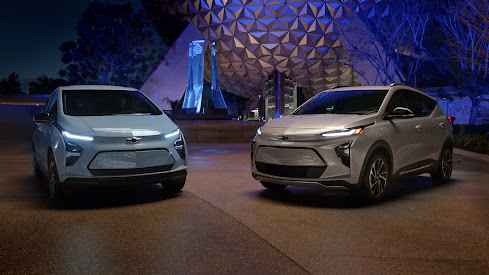 GM 2022 redesigned Bolt EV (left) and Bolt EUV (right)